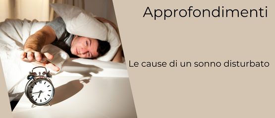 Immagine di un uomo che fatica a svegliarsi e spegne la sveglia, con il testo "Approfondimenti" e "Le cause di un sonno disturbato", che evidenzia le problematiche legate al sonno interrotto e le sue cause principali.